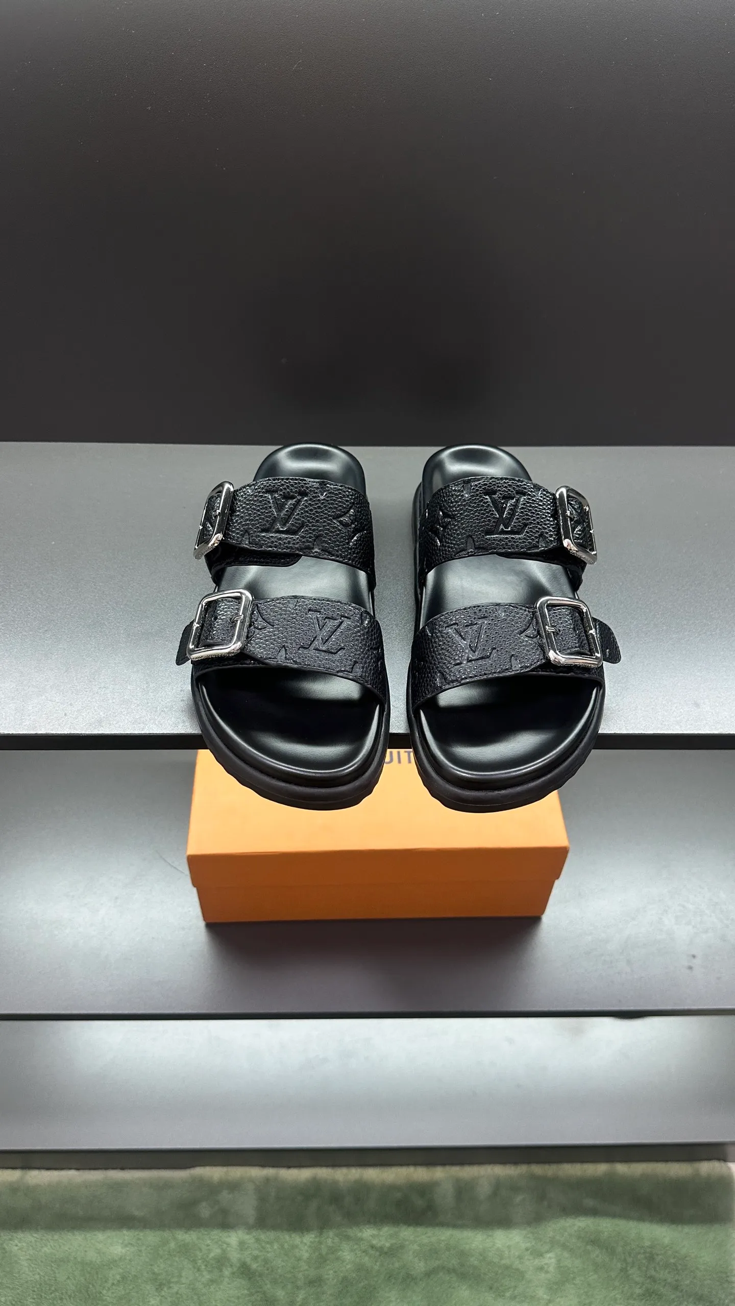 P320 🔍Top purchasing agent LV men's spring and summer slippers counter synchronized. The uppers are made of cowhide fabric imported from Italy, with logo graphics and high-quality craftsmanship. The soles are: original soles specially provided by the original factory. Exclusive molded soles are super comfortable. Original factory follow-up orders. 🔍🔍High quality. You can enter and exit the counter at will. Welcome to compare. Size 38-45